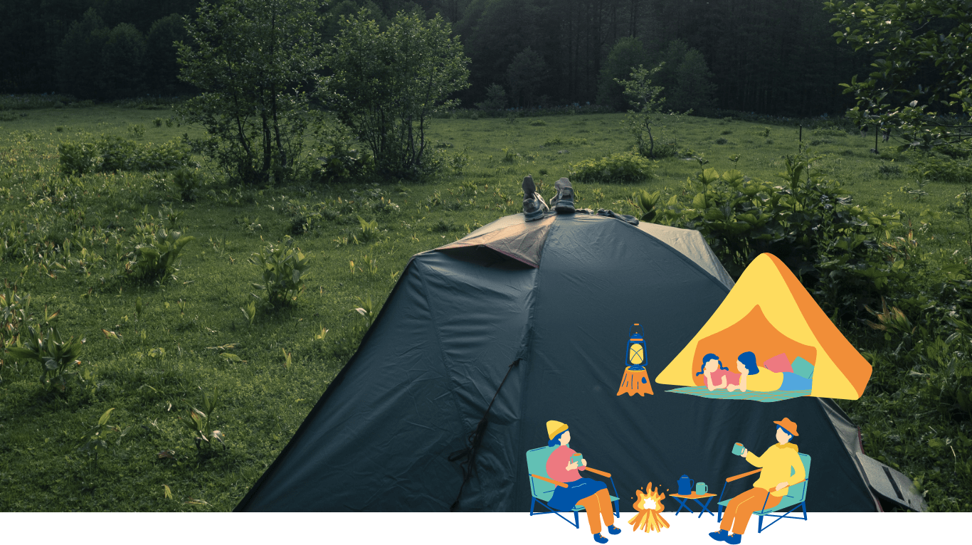 キャンプ場でテントを張ってキャンプをするキャンパー